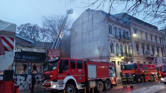 UPDATE - Incendiu la un hotel din zona centrală a Capitalei. 20 de persoane au fost evacuate / Traficul în zonă este oprit/ ISU Bucureşti-Ilfov: Hotelul nu avea autorizaţie de securitate la incendiu - FOTO, VIDEO