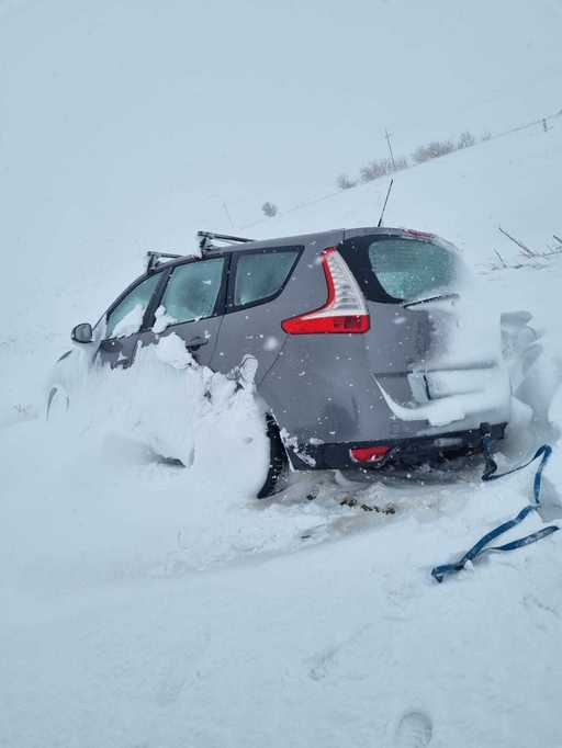 Galaţi -  Mai multe maşini, înclusiv cu copii, au rămas blocate în zăpadă în cursul nopţii 
