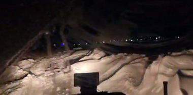 Suceava: Copil de un an şi şapte luni, preluat cu şenilata pentru a fi dus la spital. Ambulanţa nu a putut ajunge la el din cauză că drumul era blocat de zăpada viscolită - VIDEO