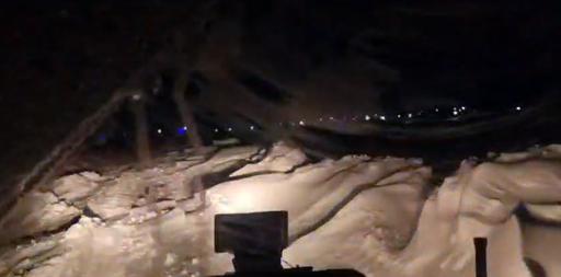 Suceava: Copil de un an şi şapte luni, preluat cu şenilata pentru a fi dus la spital. Ambulanţa nu a putut ajunge la el din cauză că drumul era blocat de zăpada viscolită - VIDEO