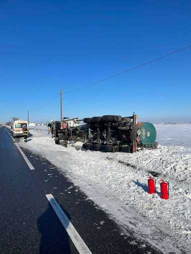 Cisternă cu nitrat de amoniu, răsturnată pe DN 2 (E 85), în judeţul Neamţ/ Nu sunt scurgeri/ Traficul între Roman şi Săbăoani, blocat