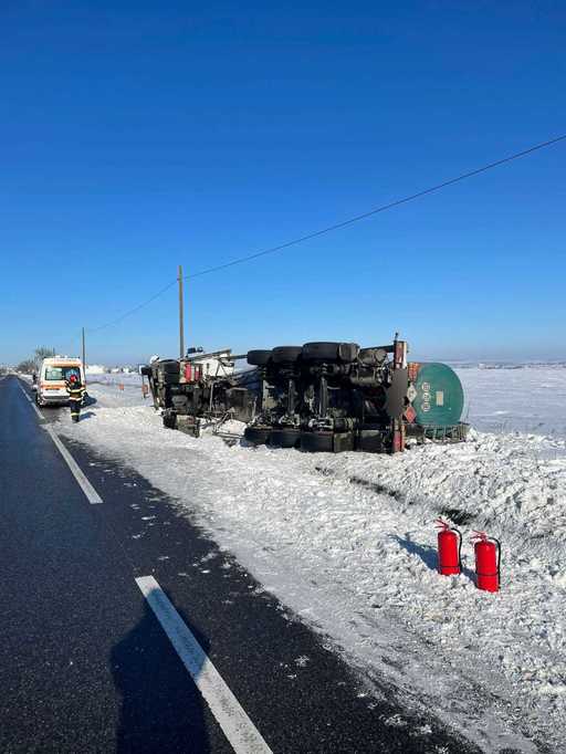 Cisternă cu nitrat de amoniu, răsturnată pe DN 2 (E 85), în judeţul Neamţ/ Nu sunt scurgeri/ Traficul între Roman şi Săbăoani, blocat