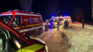 UPDATE - Bacău: Accident în care au fost implicate 8 persoane, între care patru copii, pe Drumul European 85 / Doi copii au murit, celelalte şase persoane fiind transportate la spital / Maşina implicată avea anvelope de vară