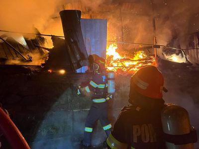 Tulcea: Un incendiu produs la o magazie a afectat geamurile  mai multor apartamente ale unui bloc din apropiere / O femeie a suferit un atac de panică / Intervenţia pompierilor a durat trei ore 
