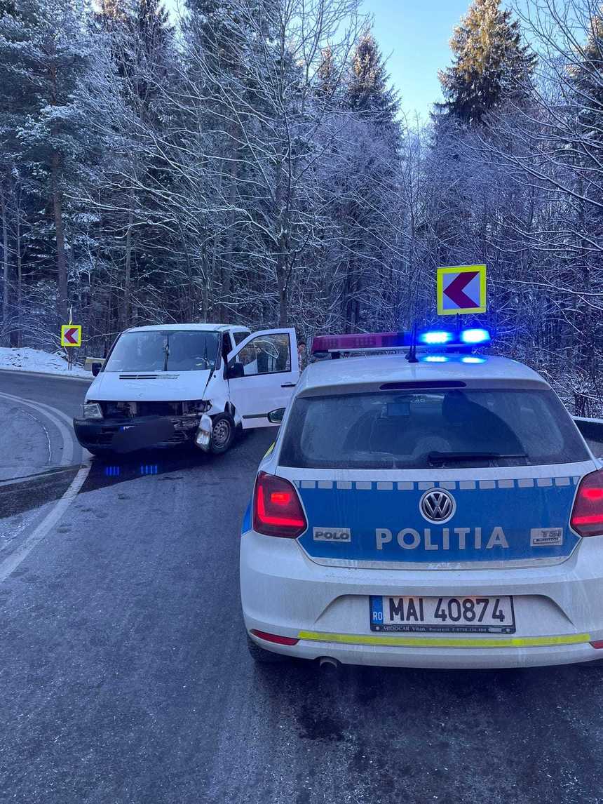 UPDATE - Braşov: Un microbuz cu 11 persoane a intrat într-un parapet/ Şapte persoane, între care patru copii, transportate la spital/ Traficul pe DN 73A, restricţionat