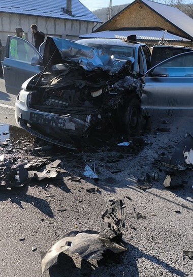 UPDATE - Accident grav pe DN 7, în judeţul Argeş/ O persoană a murit şi trei sunt rănite/ Accidentul, provocat de o maşină a Aeroportului din Sibiu, condusă de directorul instituţiei