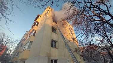 Iaşi: Femeia care s-a aruncat de la etaj în timpul unui incendiu şi bebeluşul ei au suferit multiple trumatisme severe / Copilul a fost resuscitat

