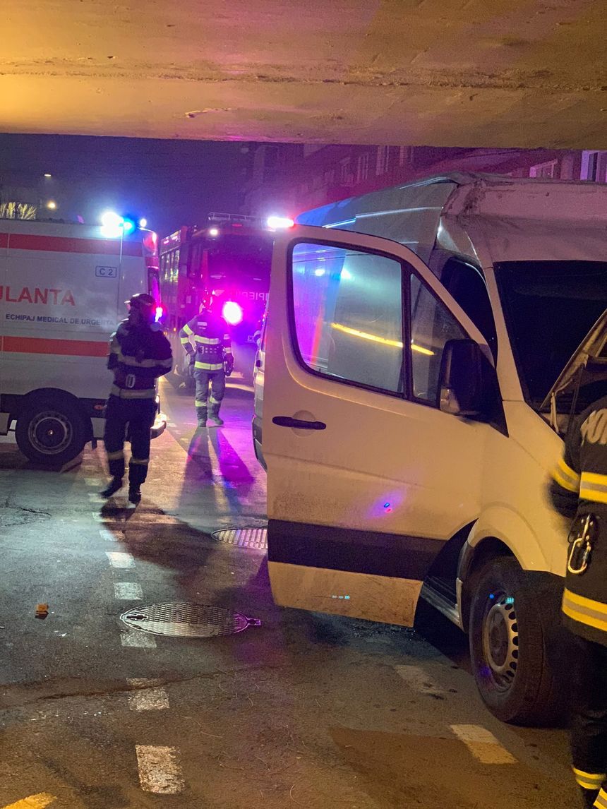 UPDATE - Microbuz de transport persoane, implicat în accident rutier în judeţul Arad / 9 persoane implicate, un bărbat fiind transportat la spital / Cinci dintre victime au refuzat să meargă la unitatea medicală
