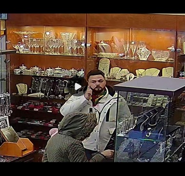 Jaf la o bijuterie din Târgu-Jiu / Persoane necunoscute au sustras bijuterii din argint care erau expuse pe tejghea