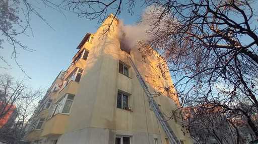Iaşi: Bebeluşul cu care mama sa s-a aruncat de la etaj după ce apartamentul în care locuiau a luat foc a murit la spital