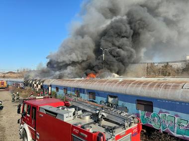 UPDATE - Incendiu la două vagoane dezafectate, în zona de triaj dintre Gara Basarab şi Podul Grant/ Pompierii intervin cu mai multe autospeciale/ Sunt degajări mari de fum/ A fost emis mesaj Ro-Alert - FOTO