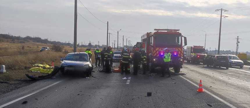 UPDATE - Prahova: Două autoturisme, implicate într-un accident pe DN 1, în Floreşti/Cinci persoane, încarcerate, o alta fiind proiectată în afara maşinii/ Două femei au fost declarate decedate la scurt timp după accident /Un bărbat a murit la spital
