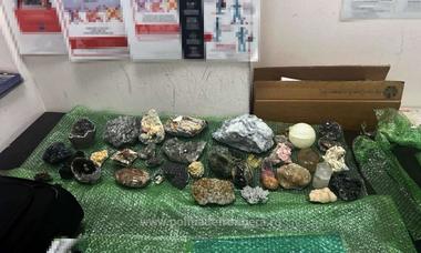 Un număr de 45 de flori de mină, posibil din patrimoniul naţional, găsite în bagajul unei femei, la ieşirea din ţară pe Aeroportul Cluj-Napoca