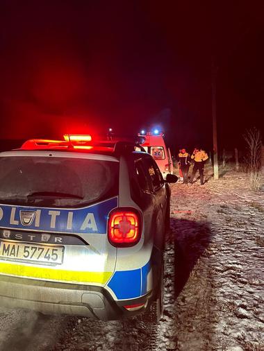 Vrancea: Un bărbat s-a înjunghiat în torace / Poliţiştii chemaţi la faţa locului l-au urcat în maşină şi au pornit în întâmpinarea ambulanţei care avea de parcurs 40 de kilometri