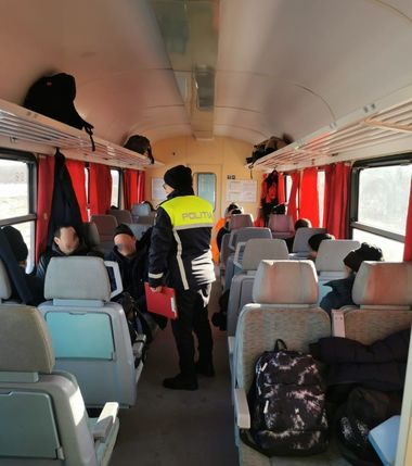 Poliţiştii au făcut verificări în peste 400 de trenuri de călători / Pentru neregulile găsite au dat amenzi de aproape 85.000 de lei 
