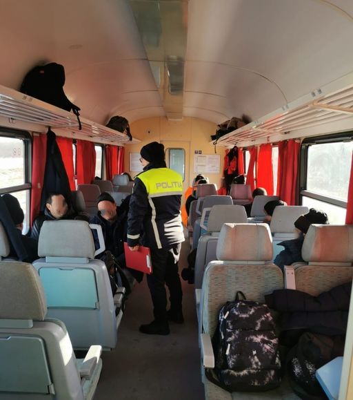 Poliţiştii au făcut verificări în peste 400 de trenuri de călători / Pentru neregulile găsite au dat amenzi de aproape 85.000 de lei 
