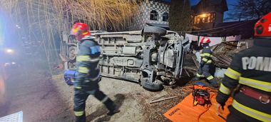 Argeş - Ambulanţă care transporta doi pacienţi, răsturnată - FOTO