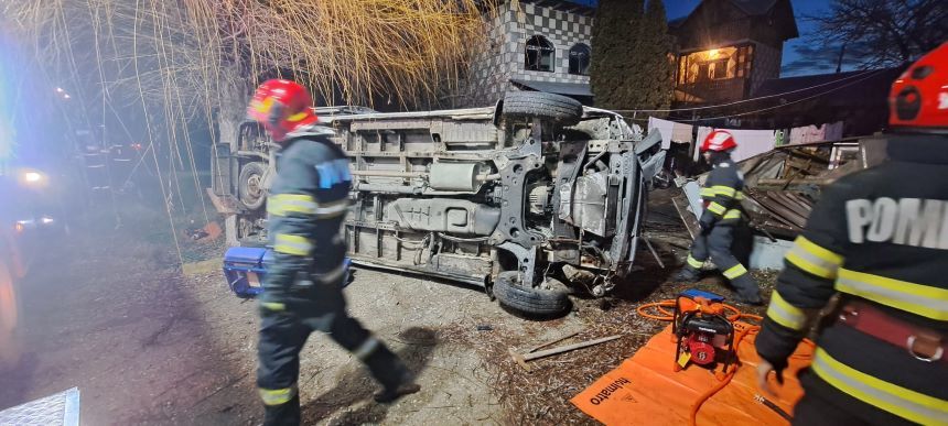 Argeş - Ambulanţă care transporta doi pacienţi, răsturnată - FOTO