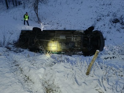 Hunedoara: Verificări privind intervenţia de deszăpezire a drumurilor, după accidentul în care a fost implicat un microbuz care transporta opt persoane, printre care trei copii