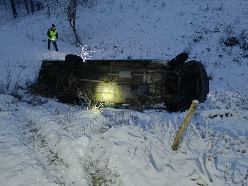 Amendă şi ridicarea certificatului de înmatriculare pentru şoferul microbuzului implicat în accidentul rutier în Hunedoara / Parte din cauciucurile vehiculului erau de vară, celelalte fiind mult prea uzate