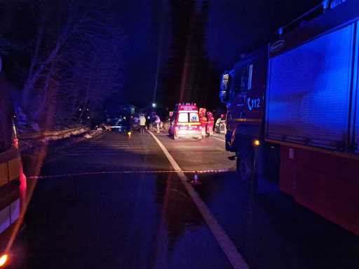 Sălaj: Plan Roşu de Intervenţie, după ciocnirea a două microbuze / 13 persoane, îngrijite la faţa locului, iar 7 transportate la spital / 6 dintre cei implicaţi sunt ucraineni - FOTO
