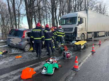 Accident pe DN 24, în Iaşi  - Un TIR şi o maşină s-au ciocnit, conducătorul autoturismului fiind încarcerat - FOTO