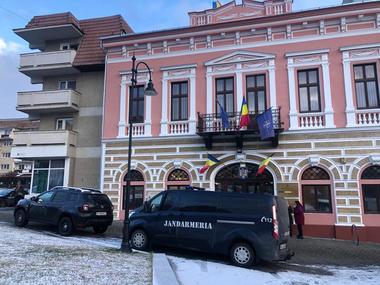 Percheziţii DNA la Prefectura Covasna / Sunt vizate achiziţiile de după anul 2021 şi retrocedarea unui imobil / A fost percheziţionată şi locuinţa prefectului Ráduly István

