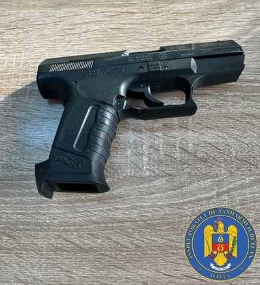 Ilfov - Şase percheziţii în cazul furtului unui pistol letal şi a zeci de cartuşe dintr-un imobil din Voluntari. Patru persoane, duse la audieri