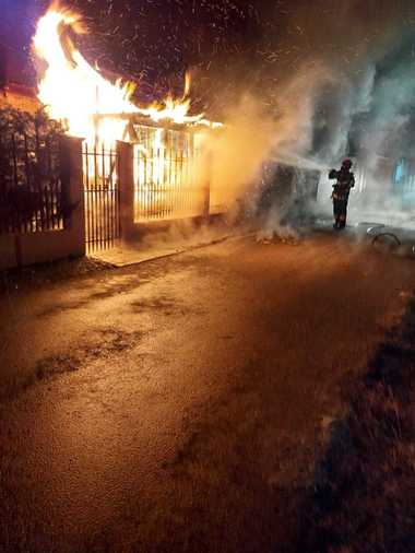 Teleorman: Un jandarm care pleca spre serviciu l-a salvat dintr-un incendiu pe vecinul său, în vârstă de 91 de ani, veteran de război, a cărui casă a fost cuprinsă de flăcări - FOTO