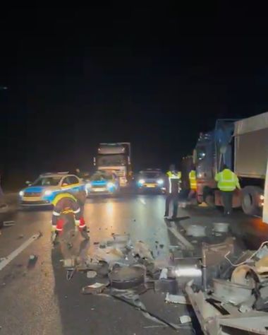 Vrancea: Un adolescent a murit după ce autoutilitara în care se afla a lovit un camion staţionat/ Traficul pe DN 2, blocat