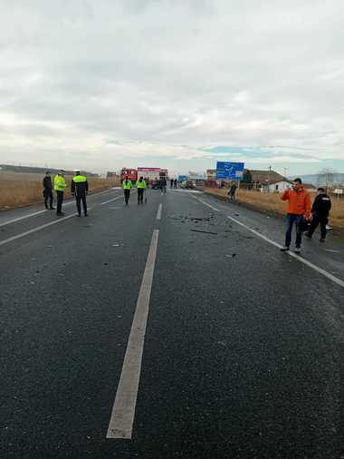 UPDATE - Plan Roşu de Intervenţie în judeţul Buzău, în urma unui accident în care au fost implicate două autoturisme şi un microbuz / 7 copii şi un adult, transportaţi la spital / Victimele sunt stabile şi au vârste cuprinse între 11 şi 28 de ani