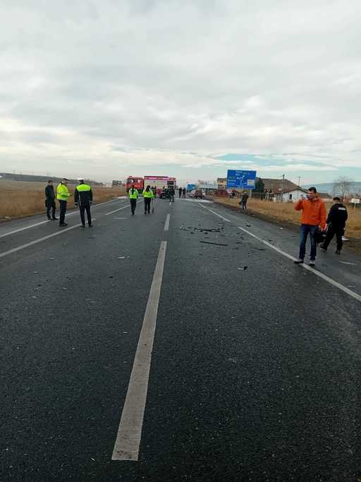 UPDATE - Plan Roşu de Intervenţie în judeţul Buzău, în urma unui accident în care au fost implicate două autoturisme şi un microbuz / 7 copii şi un adult, transportaţi la spital / Victimele sunt stabile şi au vârste cuprinse între 11 şi 28 de ani