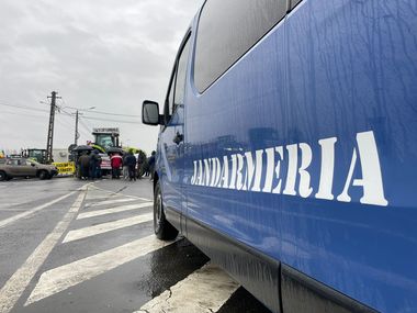Protest cu aproximativ 50 de utilaje, la Vama Halmeu / S-a creat bandă specială pentru cei care se duc în Ucraina

