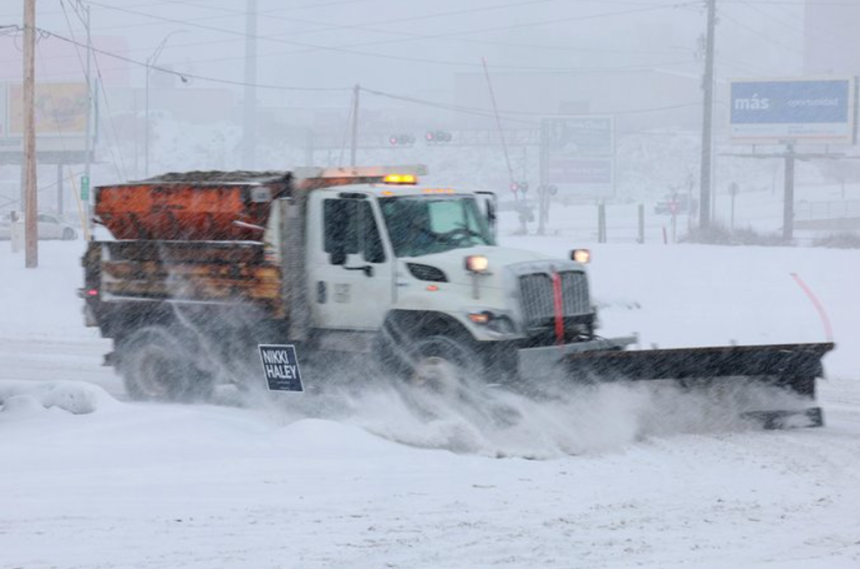 Traficul rutier este oprit pe două sectoare de drum naţional din judeţul Neamţ, din cauza zăpezii