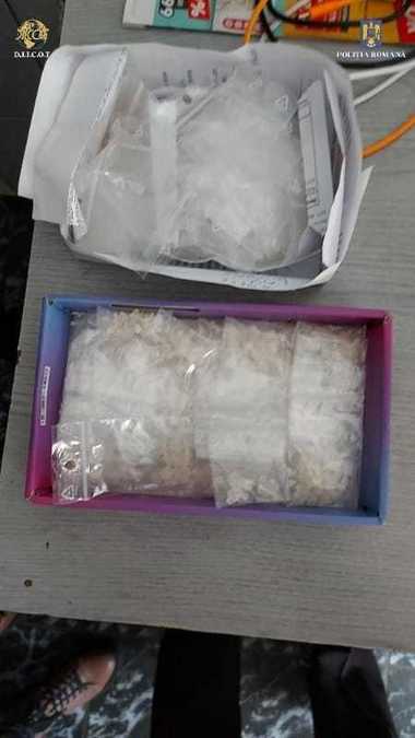 Un bărbat a fost prins în judeţul Cluj când încerca să vândă, cu 50.000 de lei, 1,4 kilograme de substanţe interzise