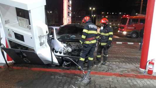 Galaţi: Intervenţie a pompierilor după ce un autoturism a lovit o staţie de carburanţi/ Rezervorul maşinii s-a fisurat şi sunt scurgeri de combustibil - FOTO
