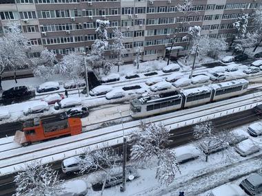UPDATE - Mijloacele de transport în comun din Bucureşti, blocate pe unele artere din cauza ”dâmburilor de zăpadă” / S-a intervenit prioritar pe marile artere / Traficul derulat în condiţii de iarnă