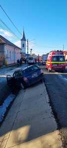 UPDATE - Bistriţa-Năsăud: Accident în care au fost implicate un autoturism şi o ambulanţă care ducea un pacient la Cluj-Napoca/ Şoferul ambulanţei, medicul, asistentul şi pacientul, răniţi