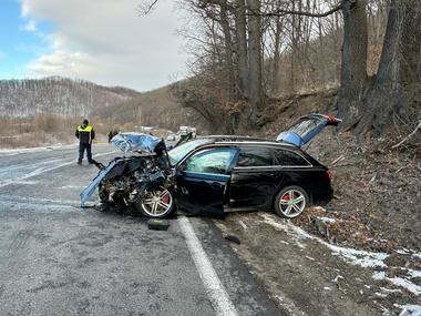 UPDATE - Cluj: Un microbuz şi un autoturism, implicate într-un accident pe DN 1 (E 60)/ Doi bărbaţi, descarceraţi şi transportaţi la spital/ O femeie şi patru copii, duşi şi ei la spital - VIDEO