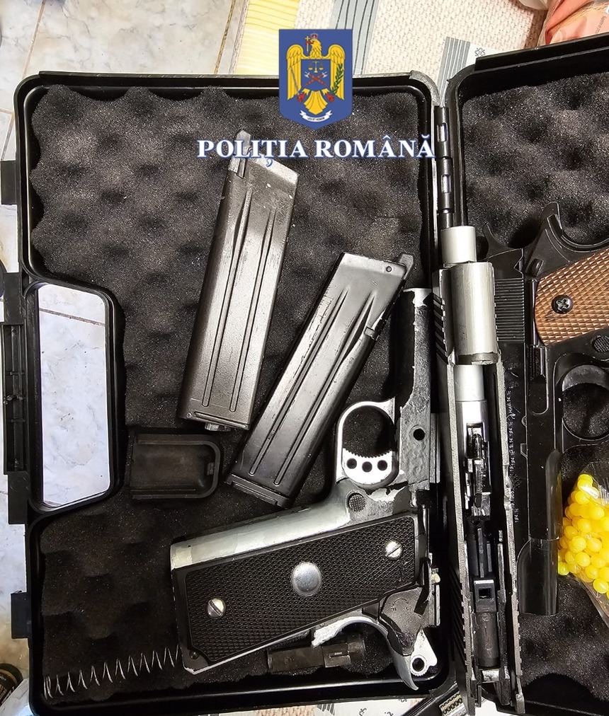 Peste 3.000 de arme au fost scoase din uz de poliţişti anul trecut/ Aproape 500 de trofee de vănătoare, confiscate