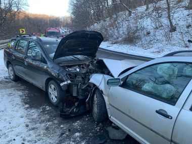 UPDATE - Accident cu mai multe persoane implicate în judeţul Sibiu, pe DN 14 / A fost alertat elicopterul SMURD / Trafic total blocat / Trei adulţi şi doi copii, la spital - FOTO 