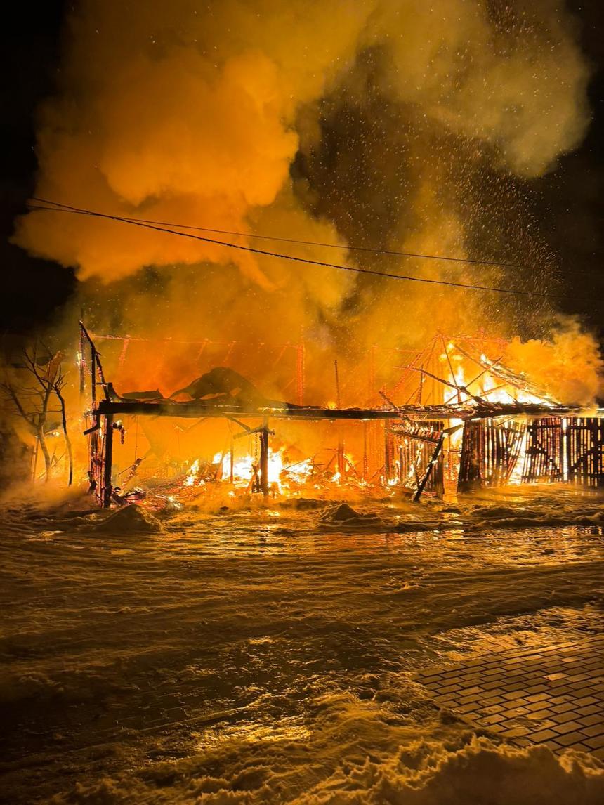 Harghita: Incendiu la un garaj / 8 persoane dintr-un bloc învecinat au fost evacuate - FOTO