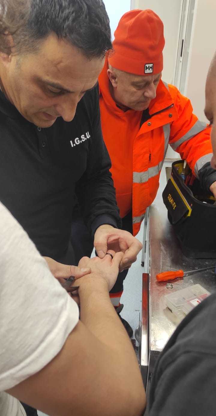 Botoşani: Pompierii au tăiat cu o freză două inele de pe degetul unui adolescent, pe care acesta nu le-a mai putut scoate