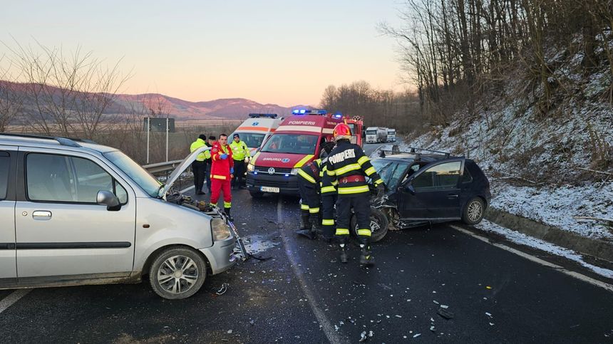 Sibiu: Patru adulţi şi doi copii, transportaţi la spital după ce două autoturisme s-au ciocnit, pe DN 14B