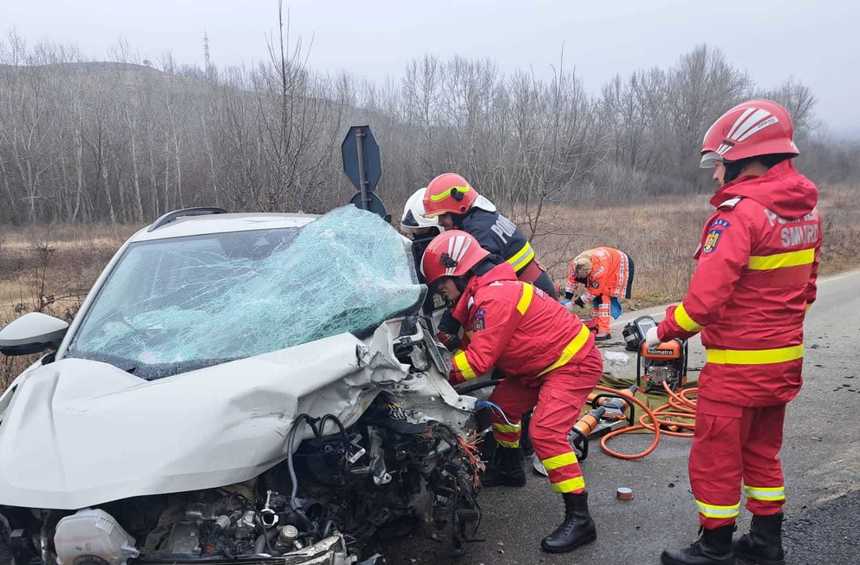 Mehedinţi: O femeie a murit şi o altă persoană a fost rănită după ce două autoturisme s-au ciocnit, pe DN 6 - FOTO