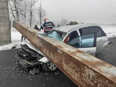 UPDATE - Olt: Un camion a lovit un limitator de înălţime, pe DN 6, iar aceasta a căzut peste un autoturism/ O femeie, declarată decedată, doi bărbaţi fiind transportaţi la spital/ Traficul a fost oprit/ Precizările CFR SA - FOTO, VIDEO