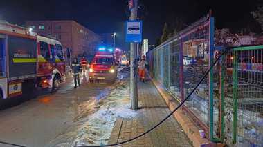 Incendiu la cantina unei şcoli din municipiul Iaşi/ În clădire nu se aflau elevi, doar angajaţi - FOTO