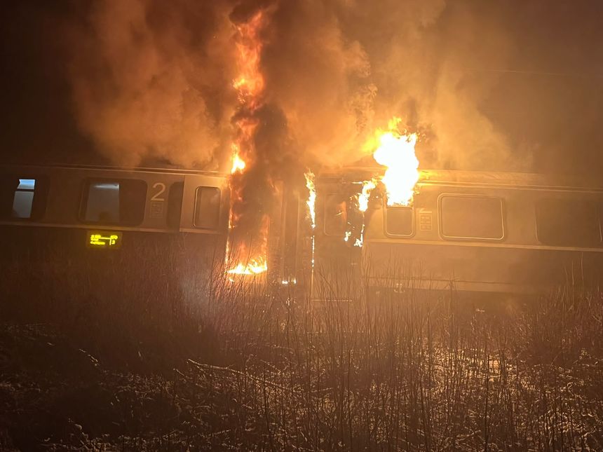 UPDATE - Incendiu la un tren în mişcare, în judeţul Bistriţa-Năsăud / 20 de călători au fost evacuaţi / 33 se aflau în tren / Traficul feroviar, blocat / Pasagerii, preluaţi de un autobuz al ISU / Intervenţia, dificilă
