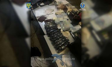 Peste 260.000 de euro şi 20.000 de dolari SUA, găsiţi de poliţiştii de frontieră, într-un autocar turcesc, la PTF Giurgiu/ Banii erau ascunşi în compartimentul motor şi pe corpurile pasagerilor