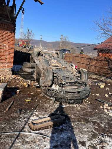 Argeş: Un autoturism a derapat pe DN 7C, a rupt un stâlp şi un gard şi s-a răsturnat în curtea unei gospodării/ Două persoane sunt rănite